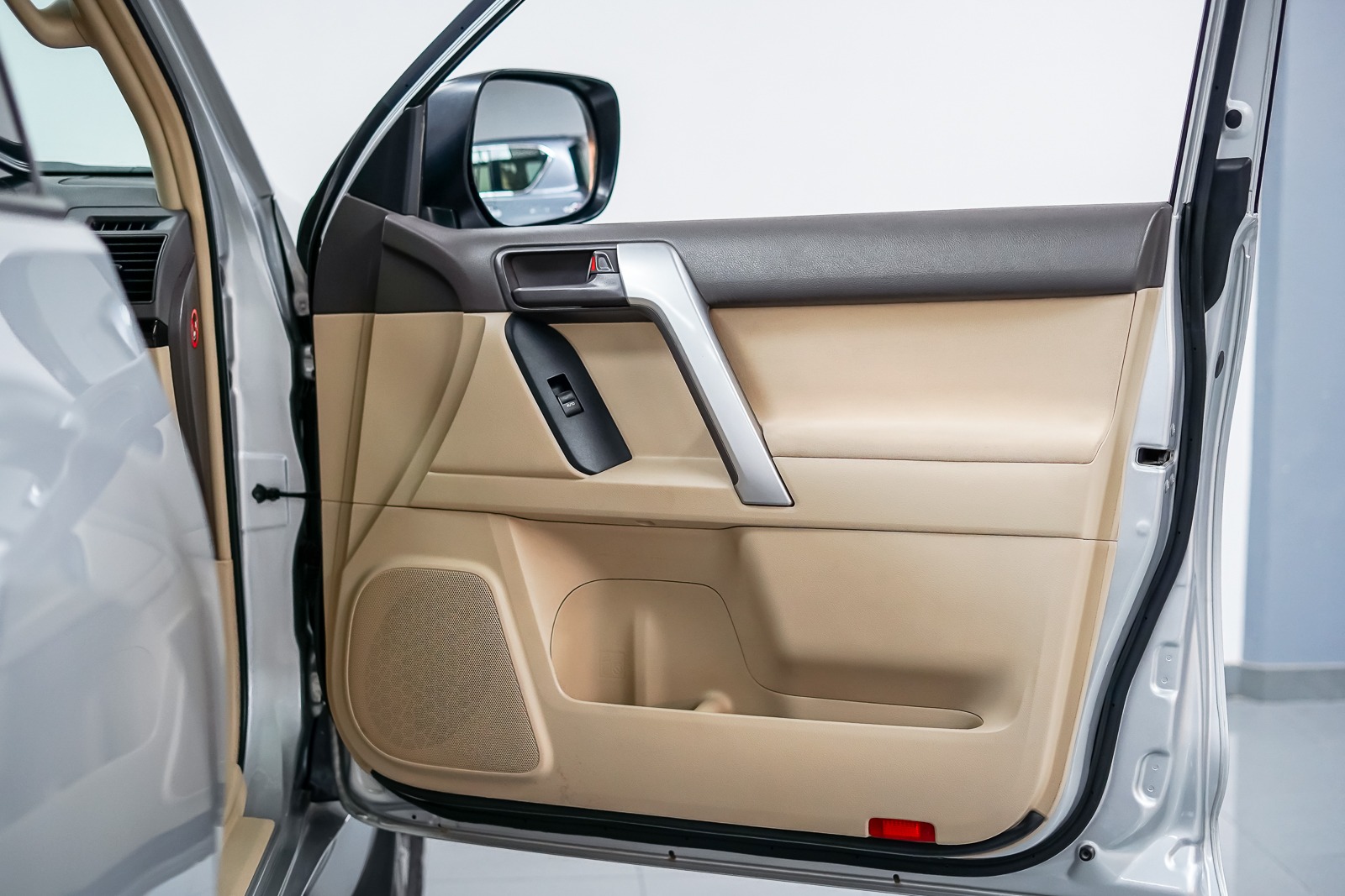 2018 Toyota Land Cruiser Prado GXR – Reliable Full-Size 4x4 SUV (GCC Specs) - Image 11