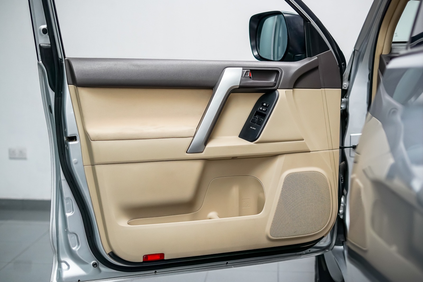 2018 Toyota Land Cruiser Prado GXR – Reliable Full-Size 4x4 SUV (GCC Specs) - Image 13