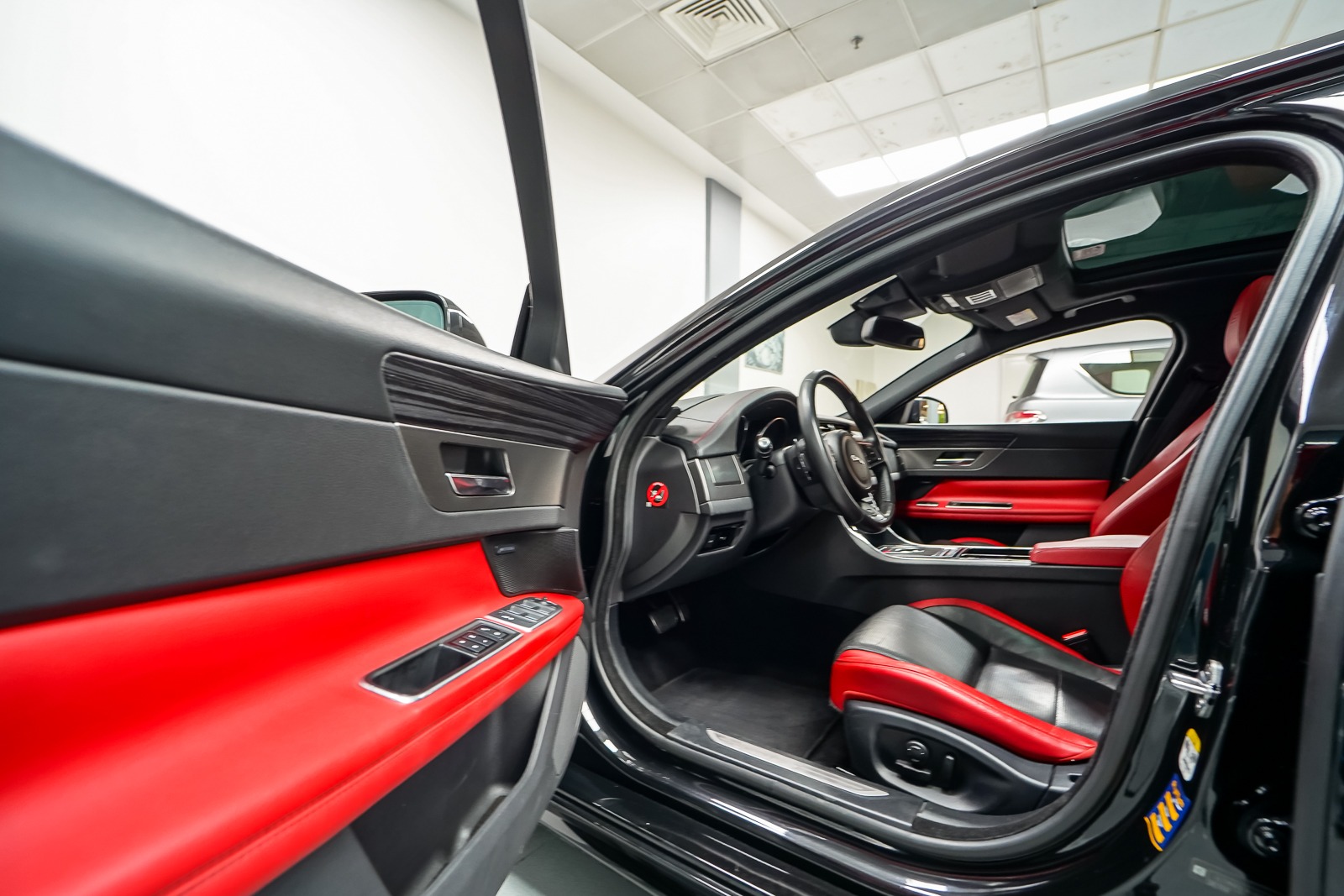2016 Jaguar XF-S P380 AWD - Supercharged V6 Luxury Sedan (GCC Specs) - Image 2