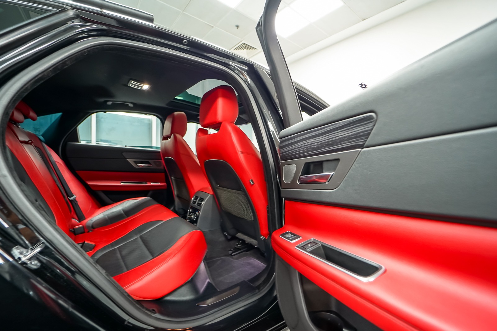 2016 Jaguar XF-S P380 AWD - Supercharged V6 Luxury Sedan (GCC Specs) - Image 3