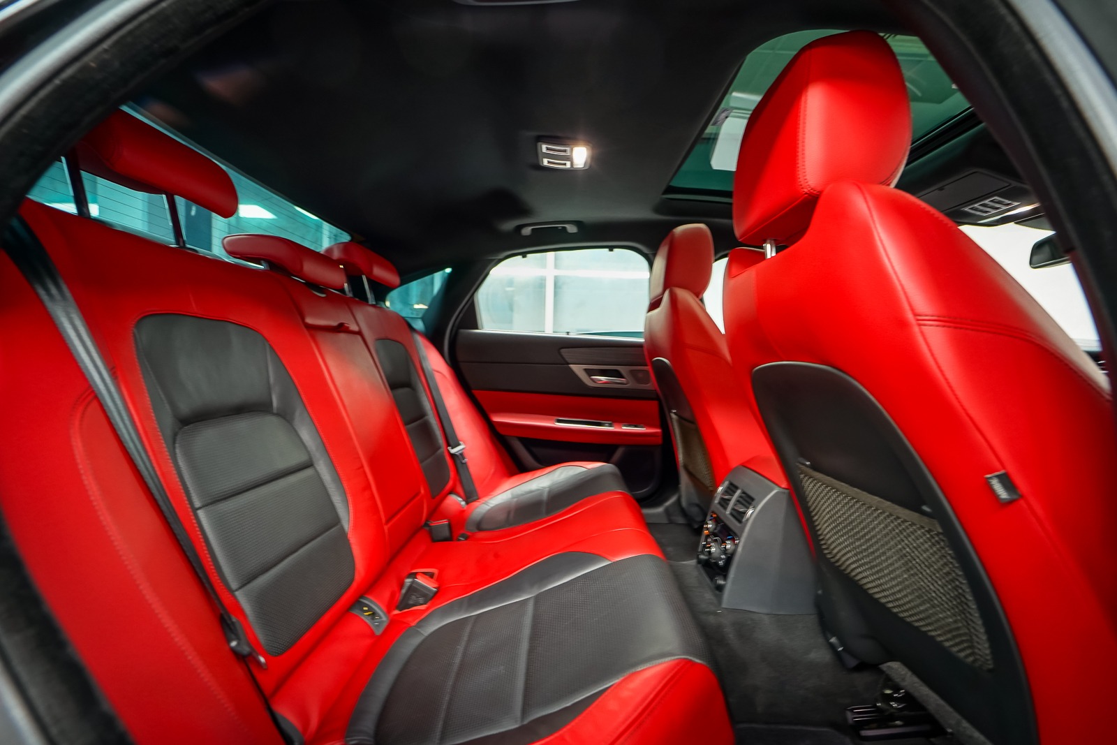 2016 Jaguar XF-S P380 AWD - Supercharged V6 Luxury Sedan (GCC Specs) - Image 4