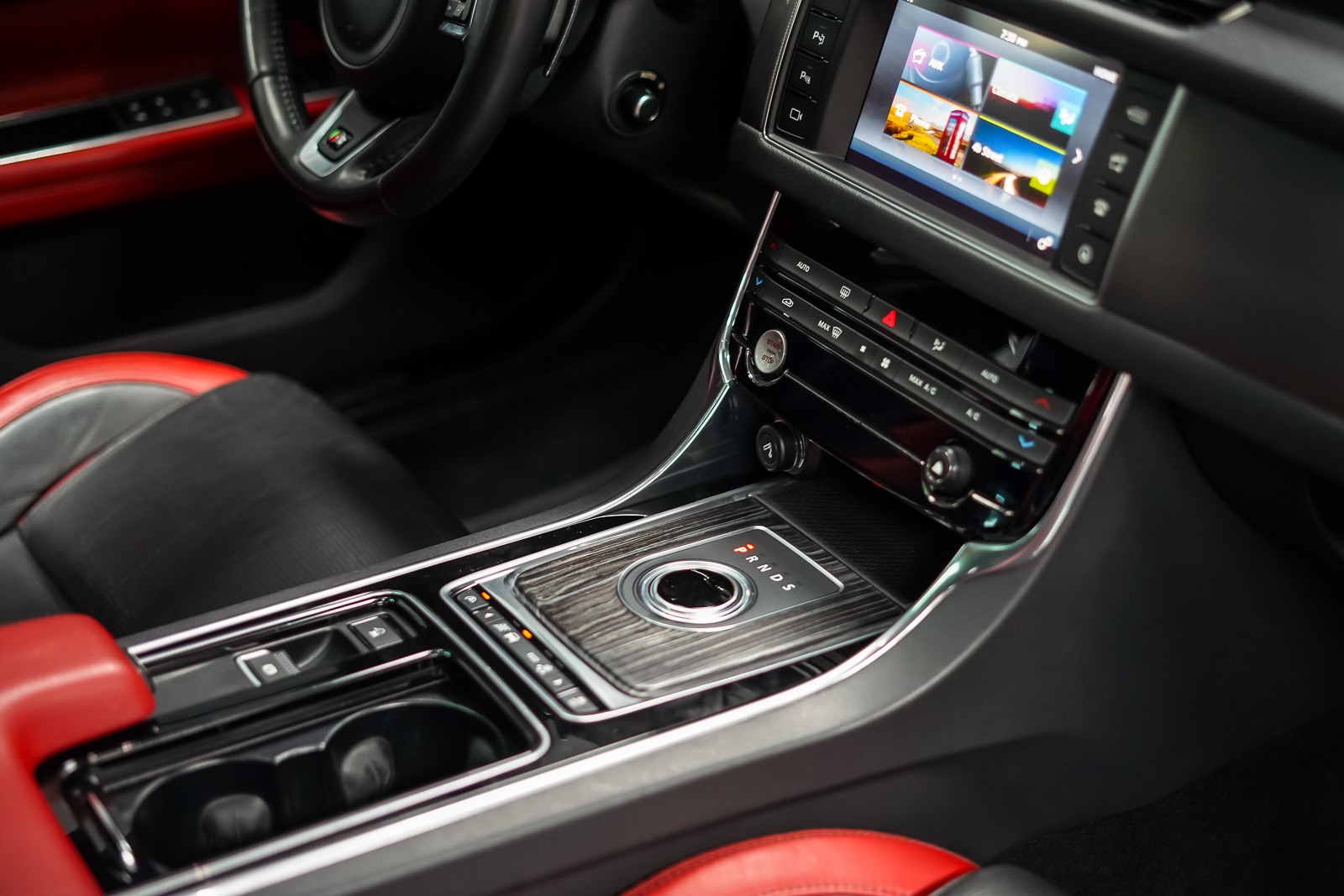 2016 Jaguar XF-S P380 AWD - Supercharged V6 Luxury Sedan (GCC Specs) - Image 13