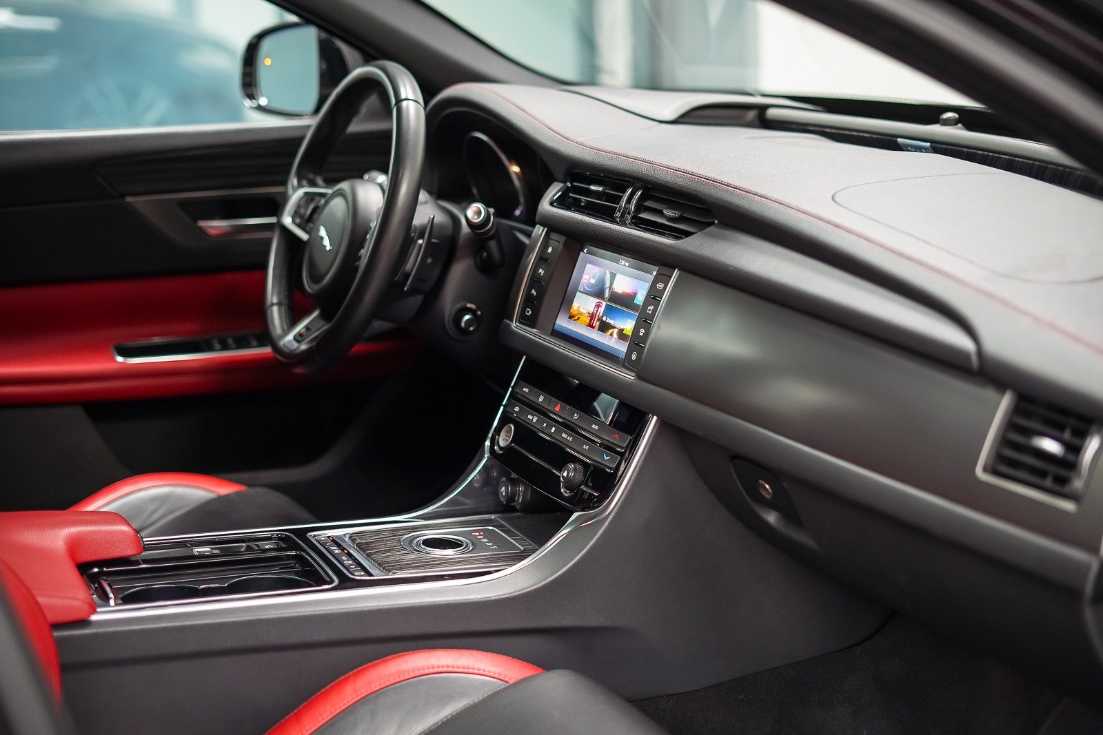 2016 Jaguar XF-S P380 AWD - Supercharged V6 Luxury Sedan (GCC Specs) - Image 14