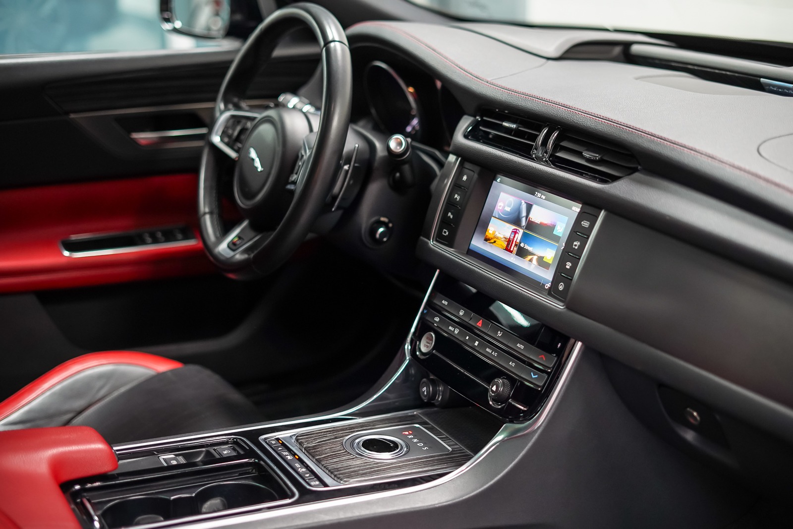 2016 Jaguar XF-S P380 AWD - Supercharged V6 Luxury Sedan (GCC Specs) - Image 16