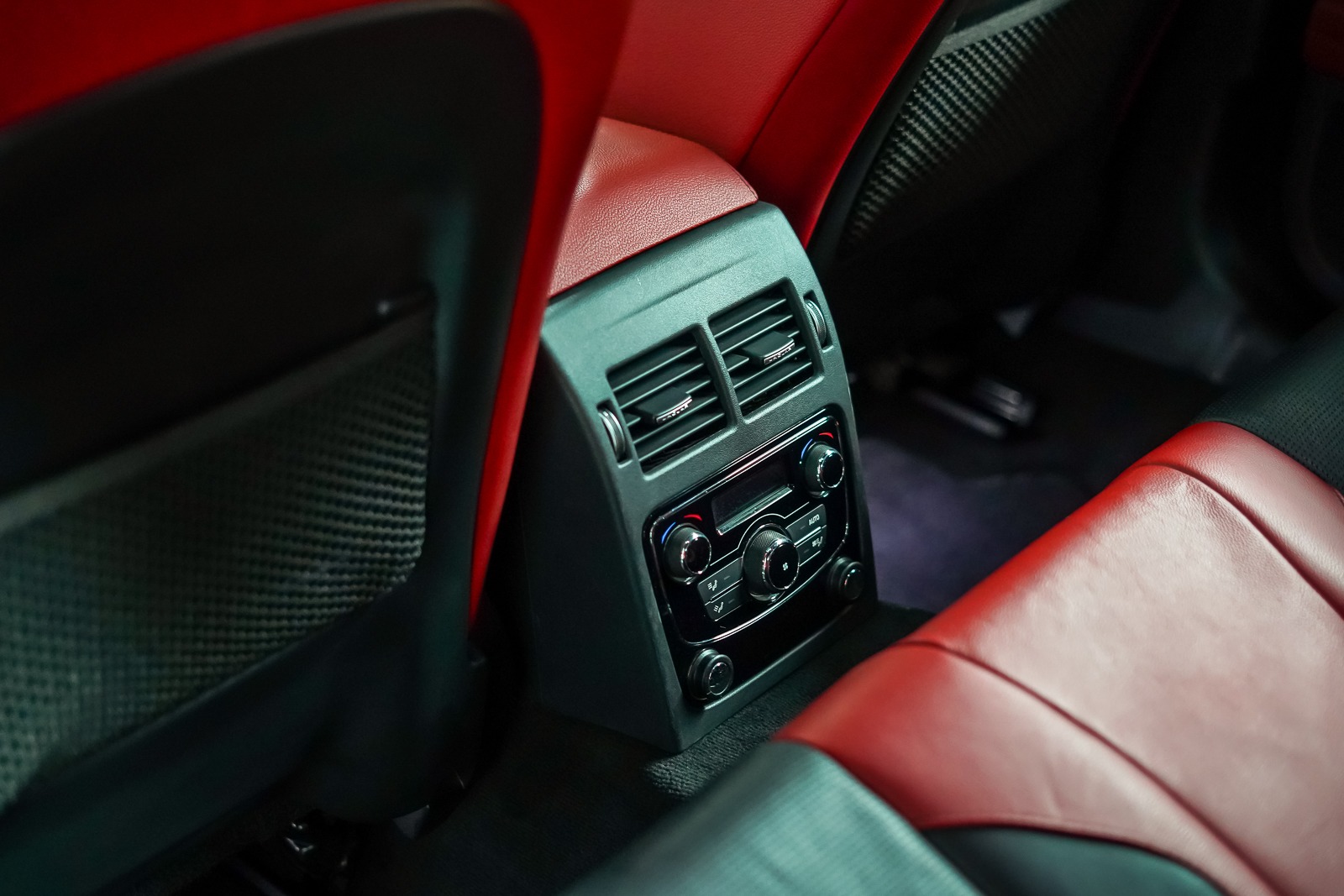 2016 Jaguar XF-S P380 AWD - Supercharged V6 Luxury Sedan (GCC Specs) - Image 18