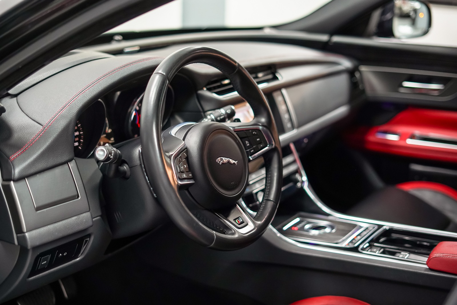 2016 Jaguar XF-S P380 AWD - Supercharged V6 Luxury Sedan (GCC Specs) - Image 25