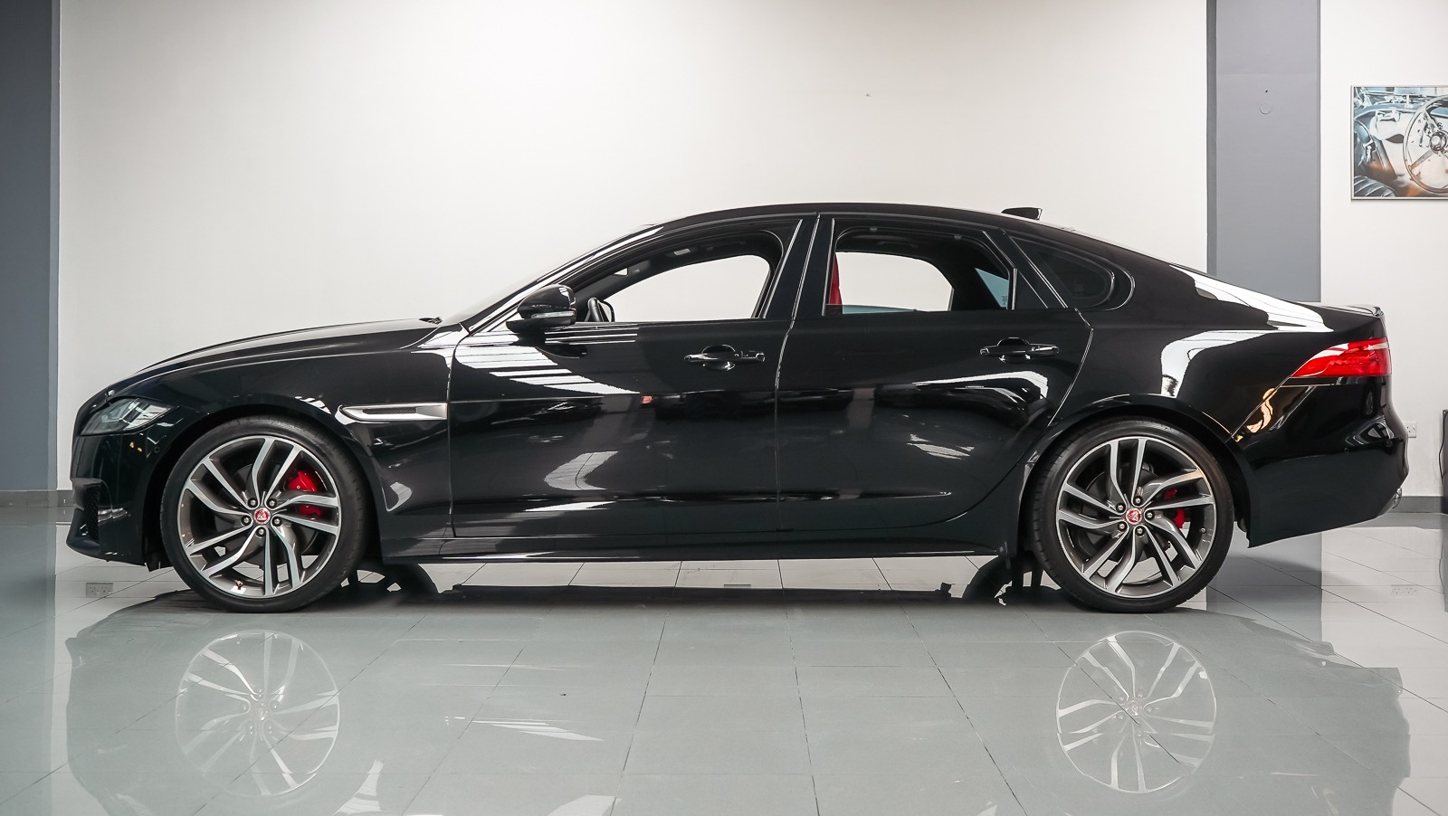 2016 Jaguar XF-S P380 AWD - Supercharged V6 Luxury Sedan (GCC Specs) - Image 6