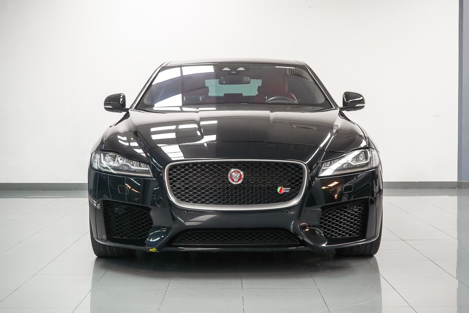 2016 Jaguar XF-S P380 AWD - Supercharged V6 Luxury Sedan (GCC Specs) - Image 8